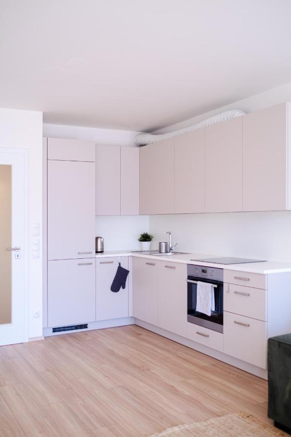 Newly Built Apartment In Vibrant Neighbourhood Praga Esterno foto