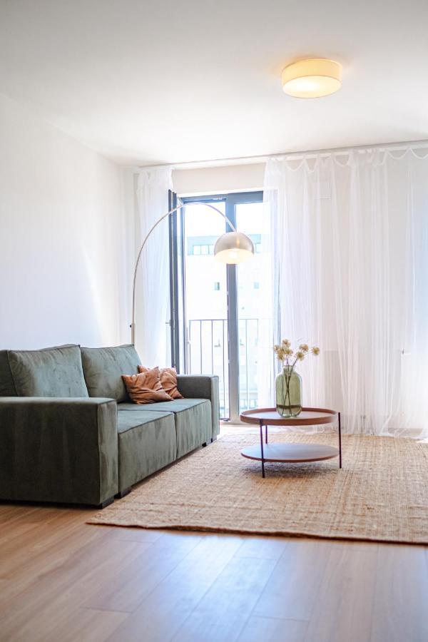 Newly Built Apartment In Vibrant Neighbourhood Praga Esterno foto