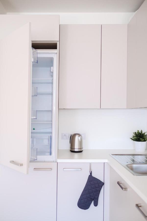Newly Built Apartment In Vibrant Neighbourhood Praga Esterno foto