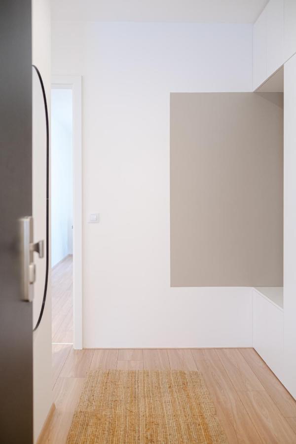 Newly Built Apartment In Vibrant Neighbourhood Praga Esterno foto