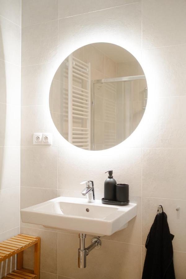 Newly Built Apartment In Vibrant Neighbourhood Praga Esterno foto